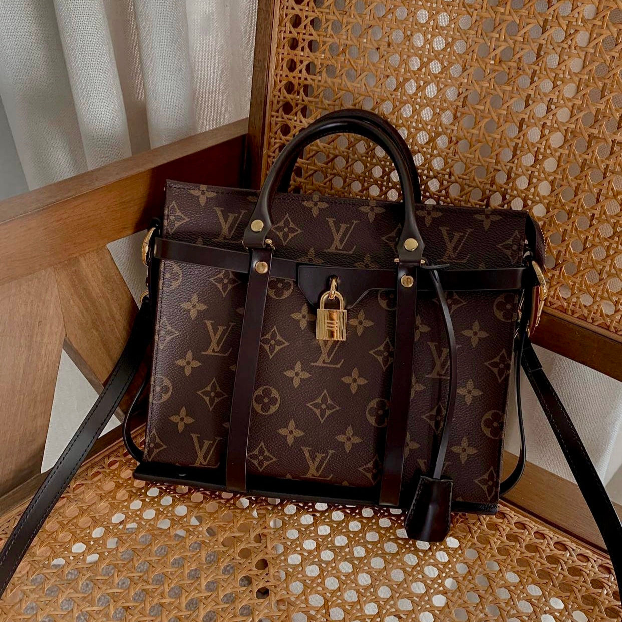 Louis Vuitton Monogram Toiletry Pouch Trio T26 Conversion into a crossbody bag without any bag inserts using AiMere Luxury Collection Encasement LV Bag Hack