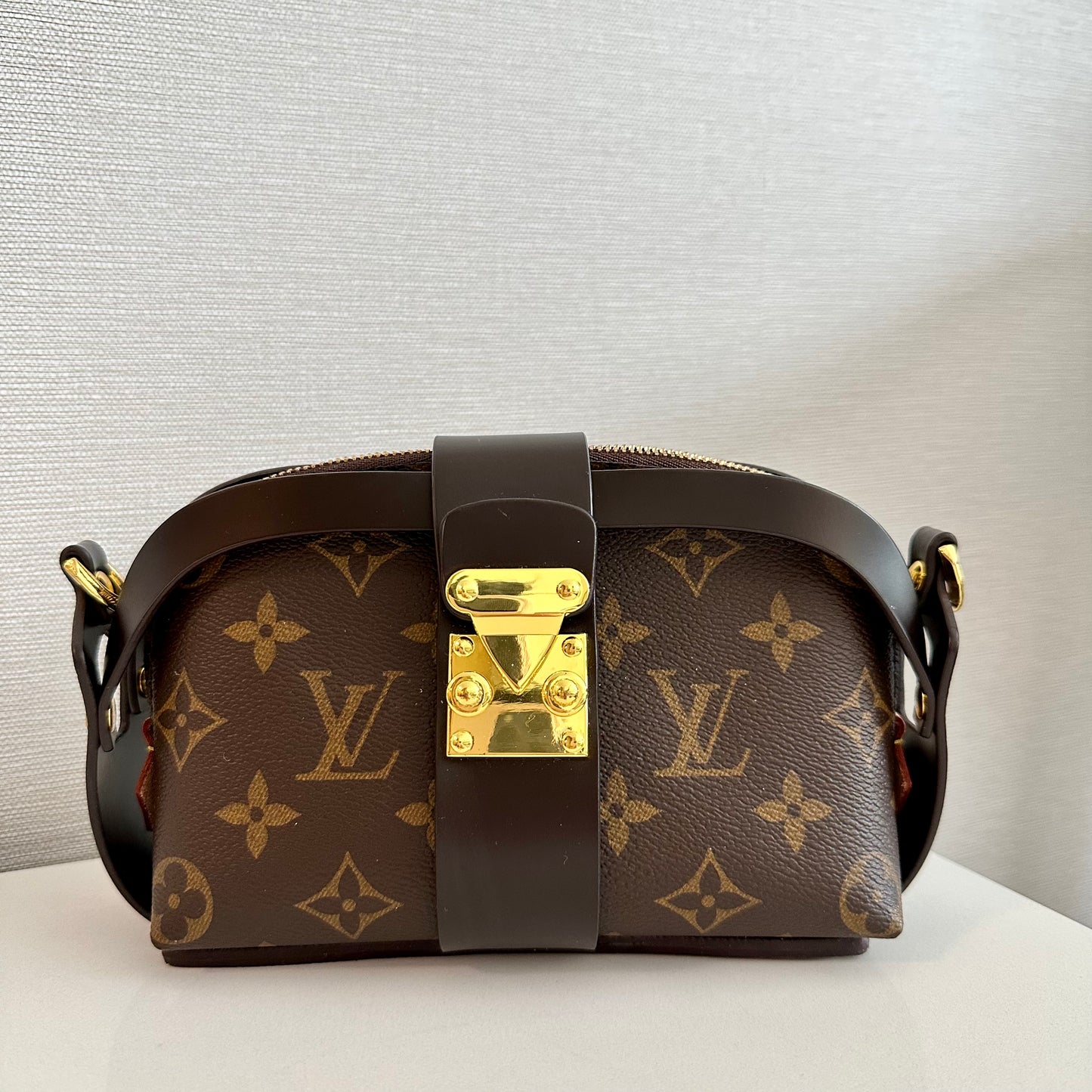 Shop Louis Vuitton Pouches & Cosmetic Bags by LESSISMORE☆