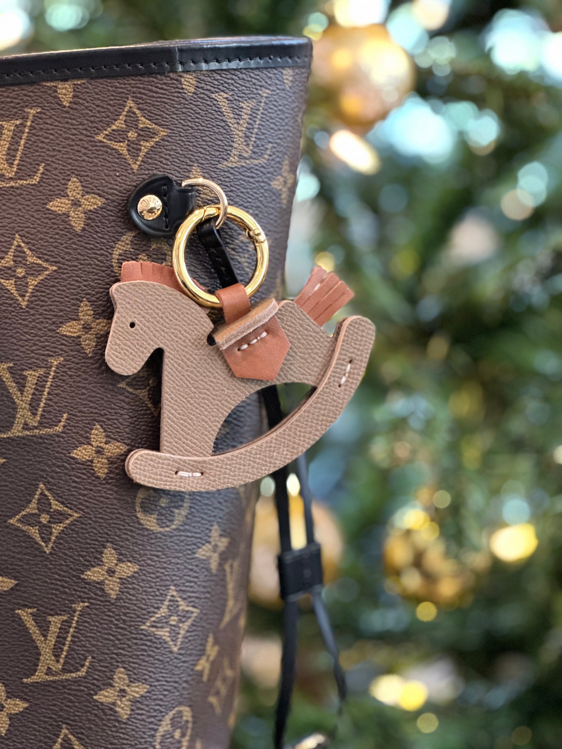 LOUIS VUITTON LUGGAGE TAG & BAG CHARM IDEAS, How To Style